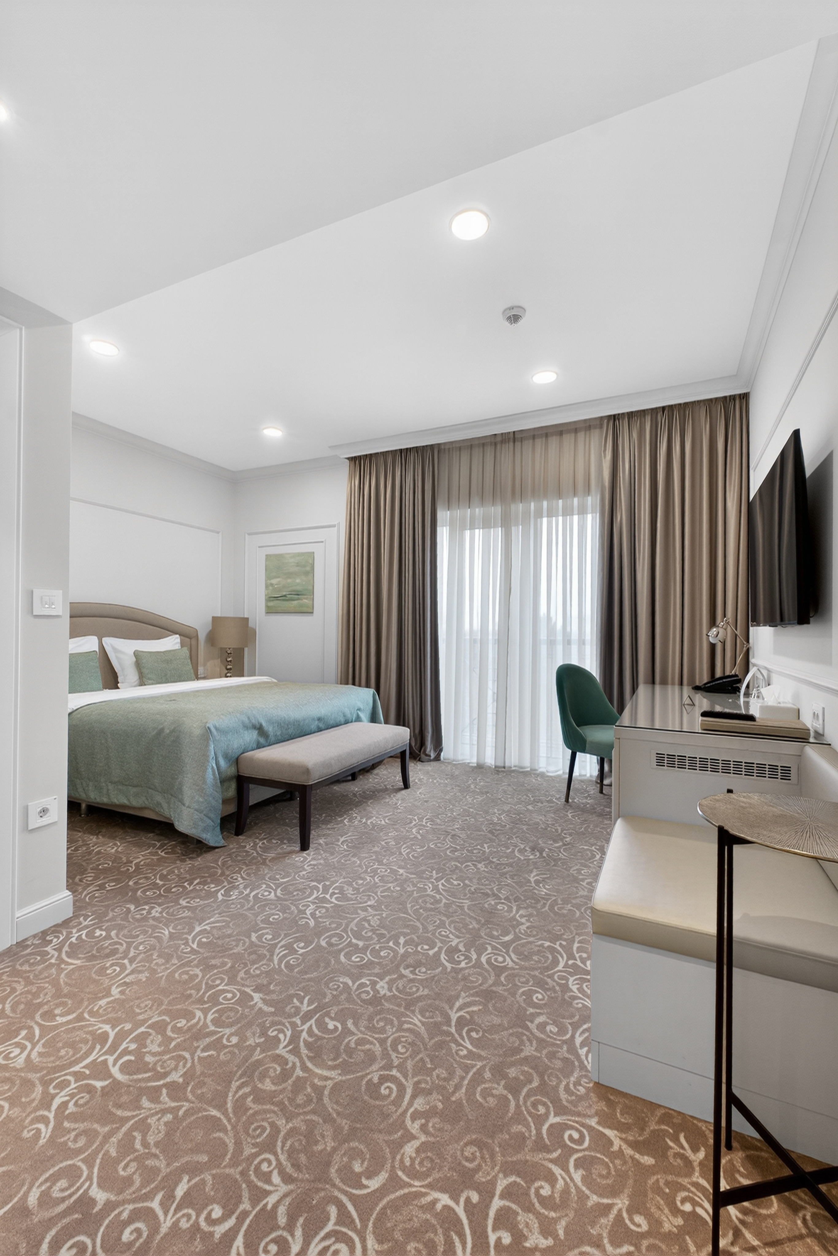 featured.roomsTitle